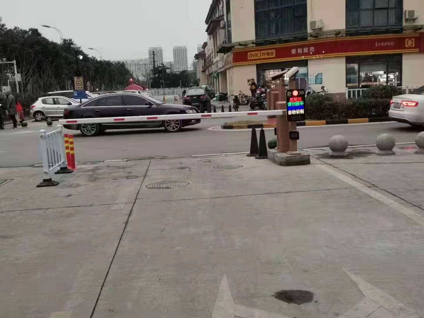 臨街商業車牌識別停車系統案例